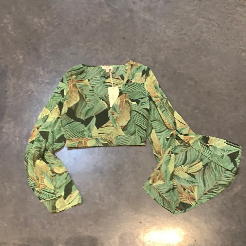 Green crop top with bell bottom sleeves SM